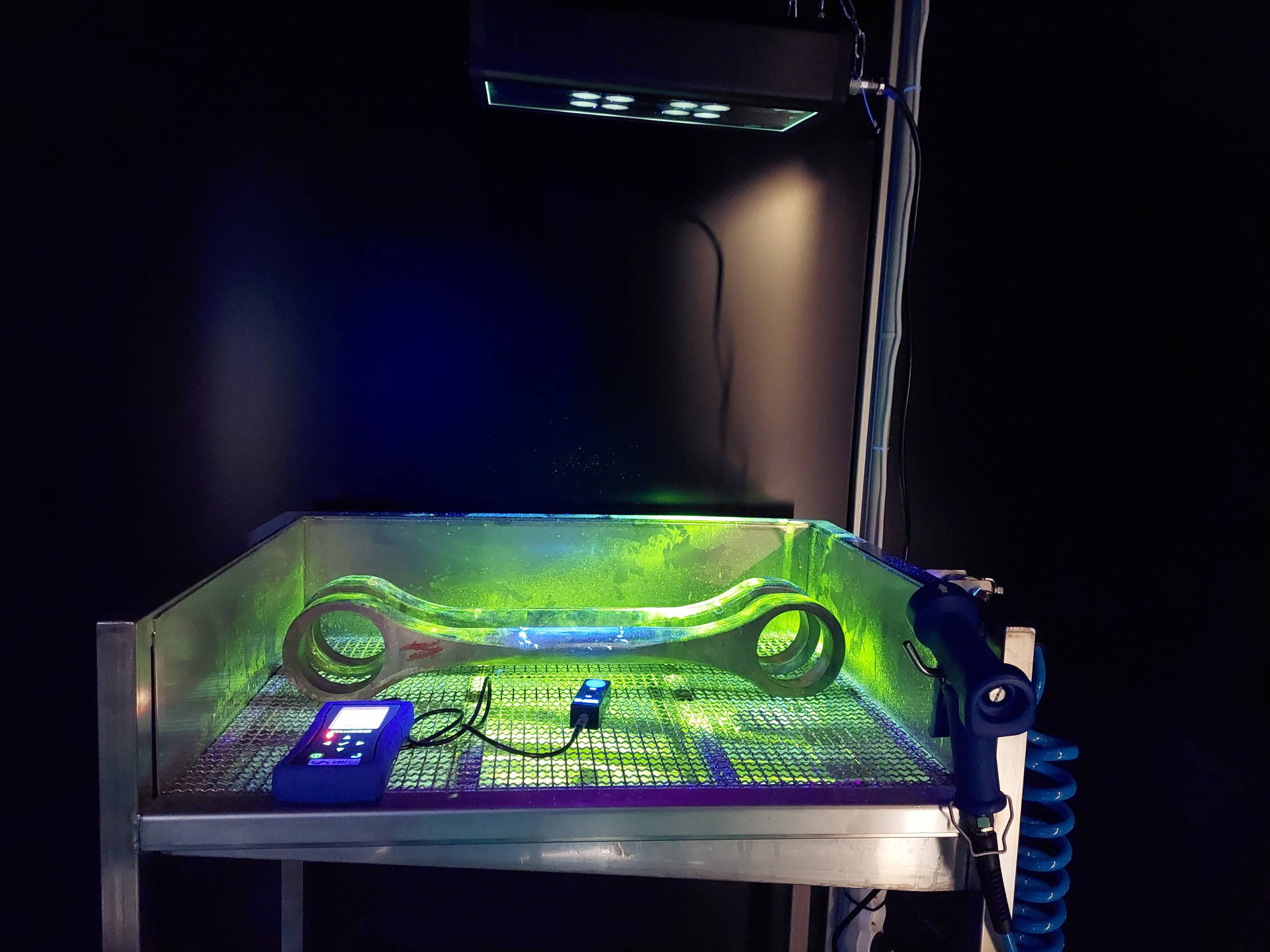 Cabine de magnétoscopie au noir — pièce sous éclairage UV